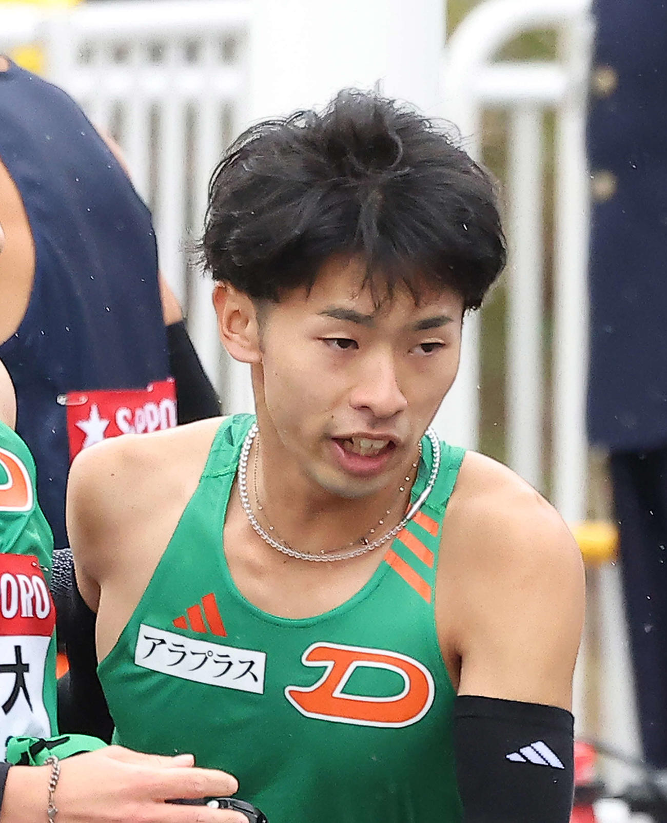 平塚中継所をスタートする大東大4区西代（撮影・河田真司）