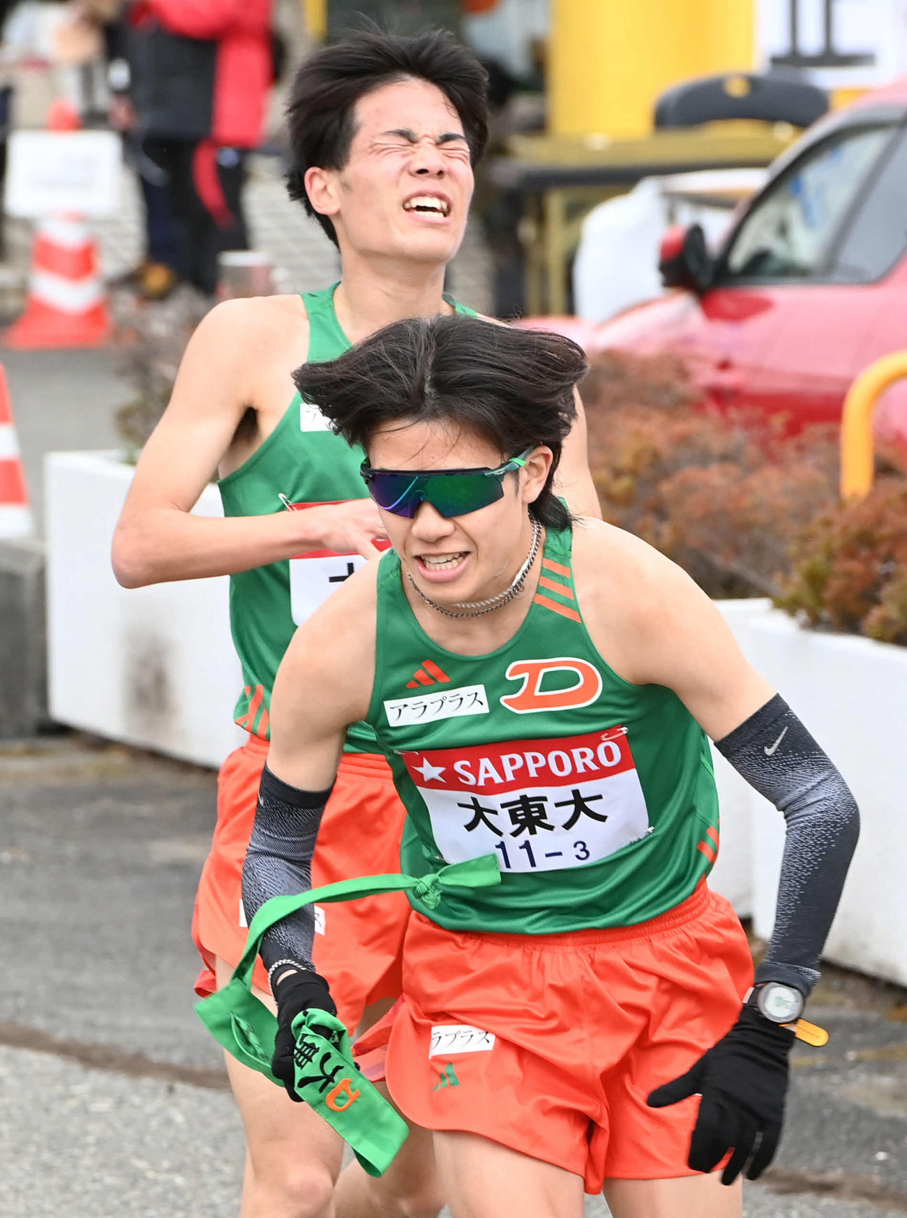 大東大3区入浜（手前）は2区久保田からたすきを受け取り駆け出す（撮影・山崎安昭）