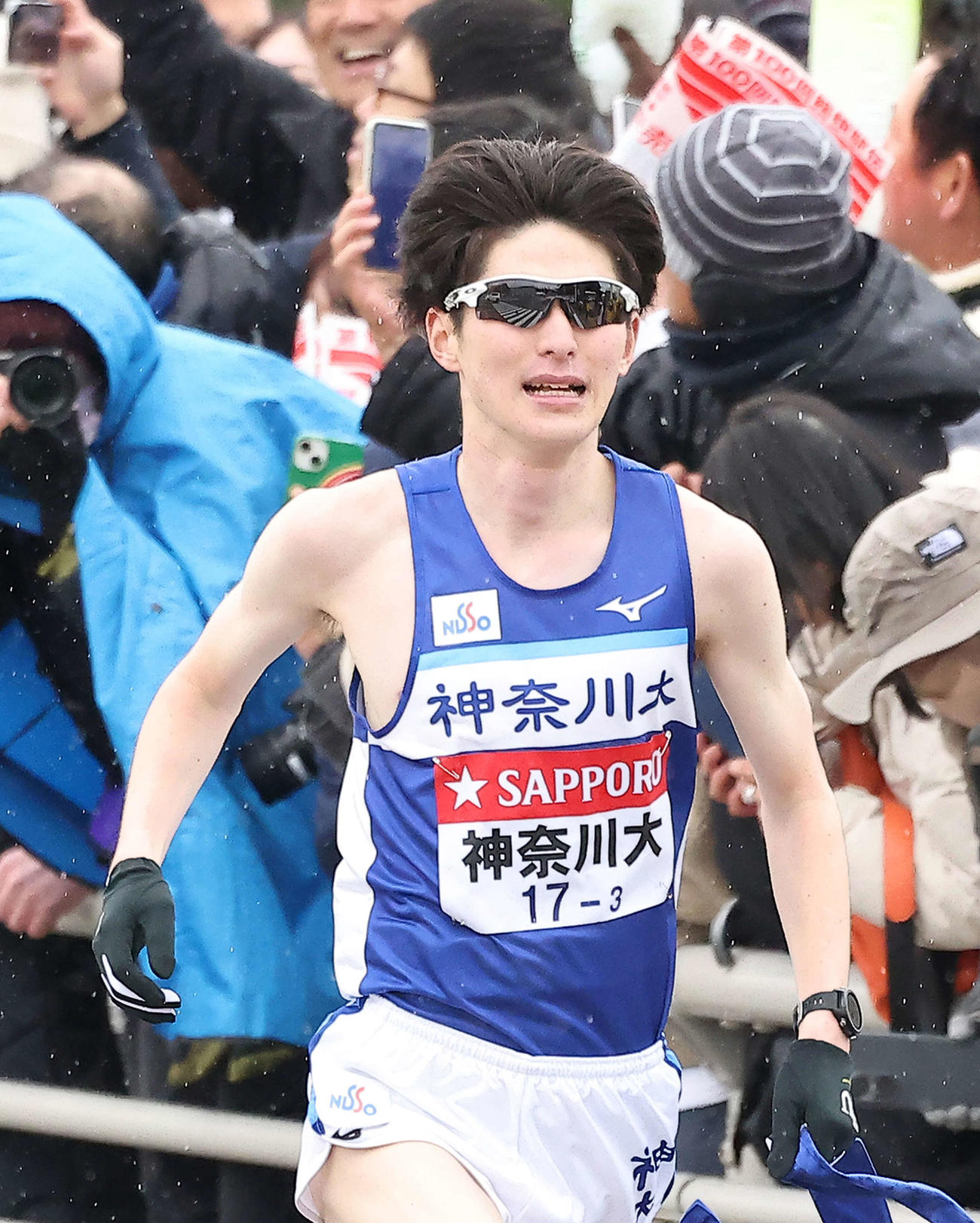 平塚中継所手前を力走する神奈川大3区宇津野（撮影・河田真司）