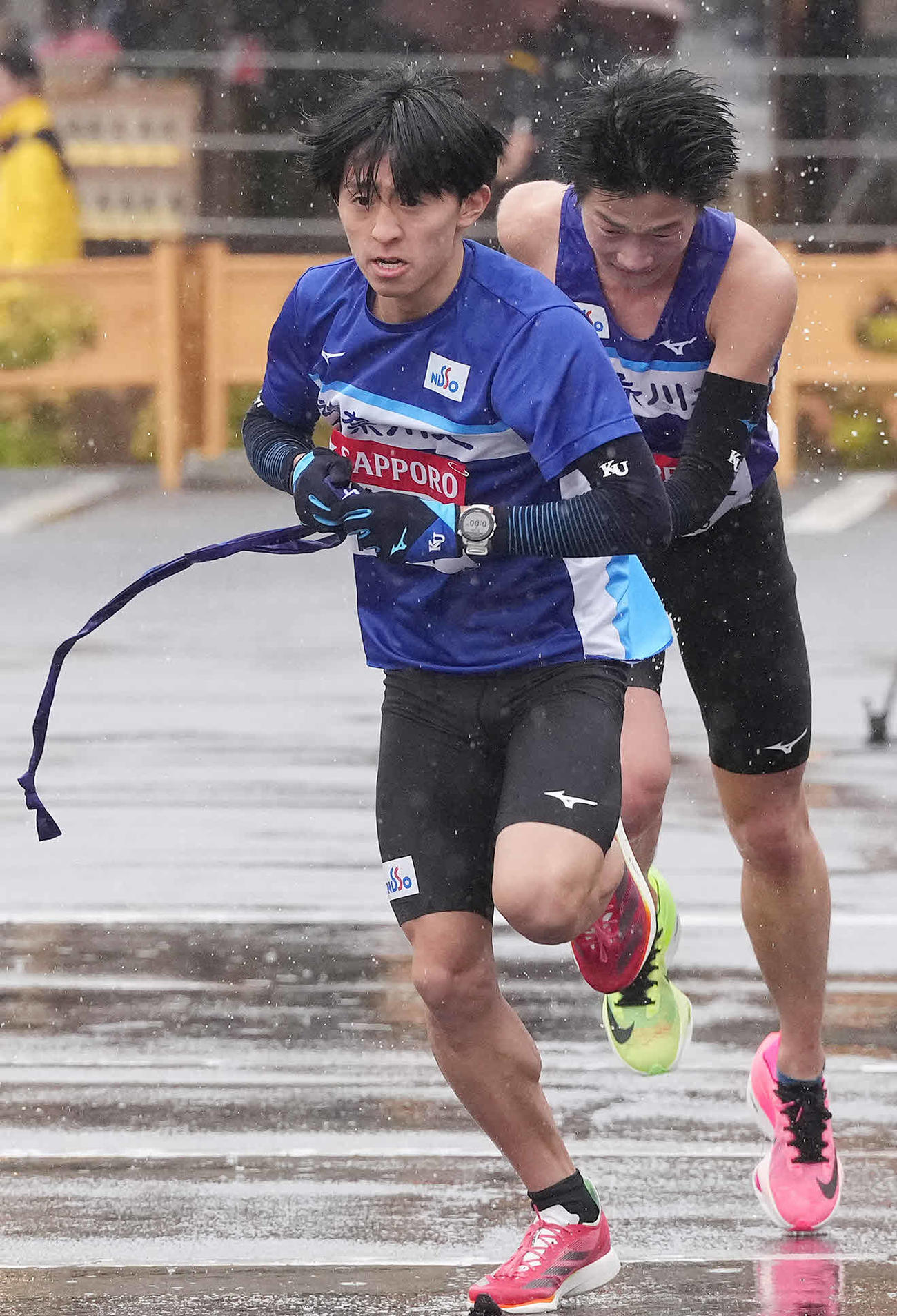 小田原中継所を出発する神奈川大5区大泉（左）（撮影・鈴木みどり）