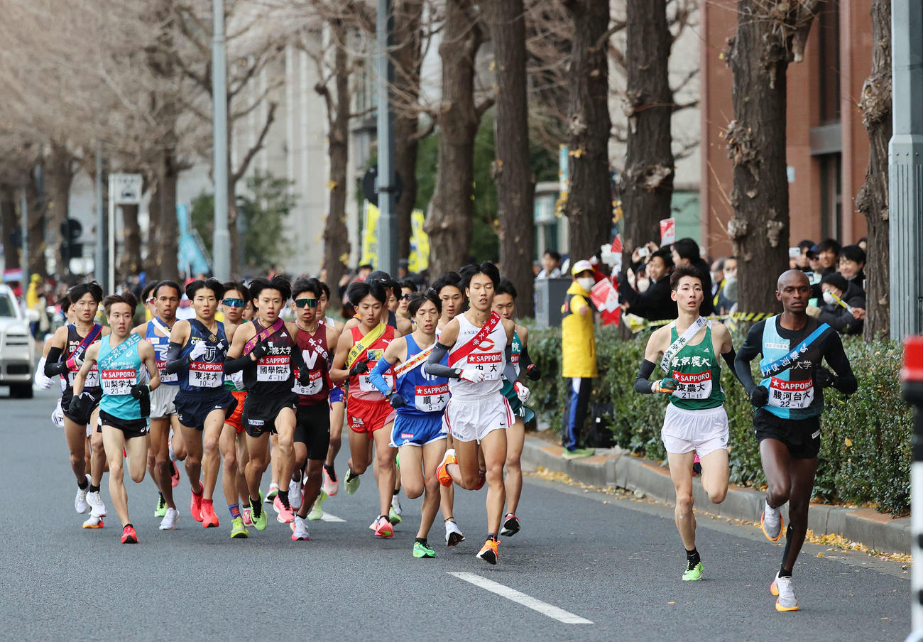 1区、集団から飛び出す駿河台大・レマイヤン（右端）。右から2人目は東農大・高槻（撮影・河野匠）