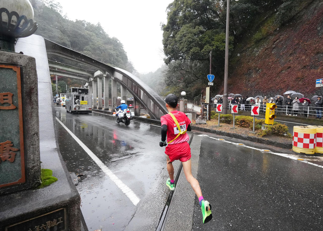 城西大5区山本唯は、旭橋を渡りゴールを目指す（撮影・菅敏）