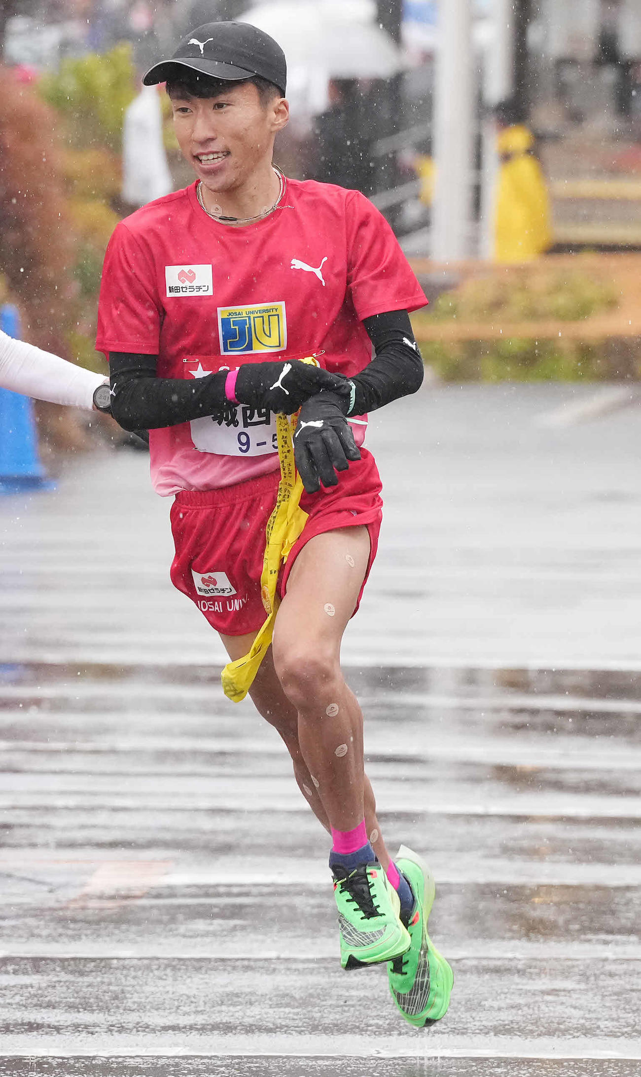 小田原中継所を出発する城西大5区山本（撮影・鈴木みどり）