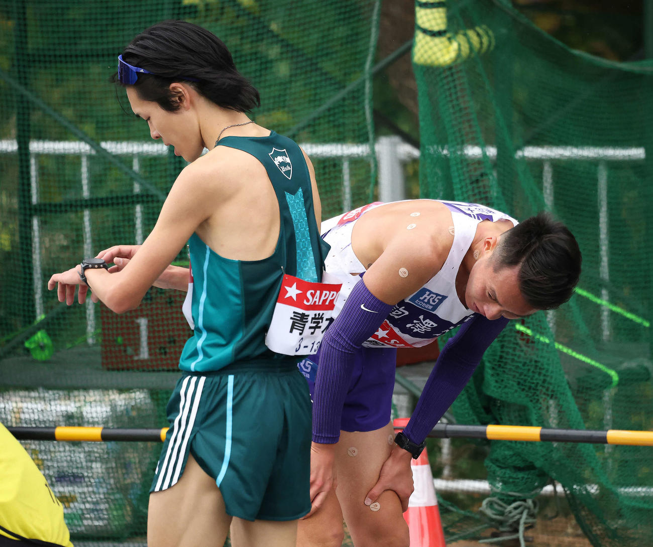 3区を走り終えた青学大・太田（左）と駒大・佐藤（撮影・河田真司）