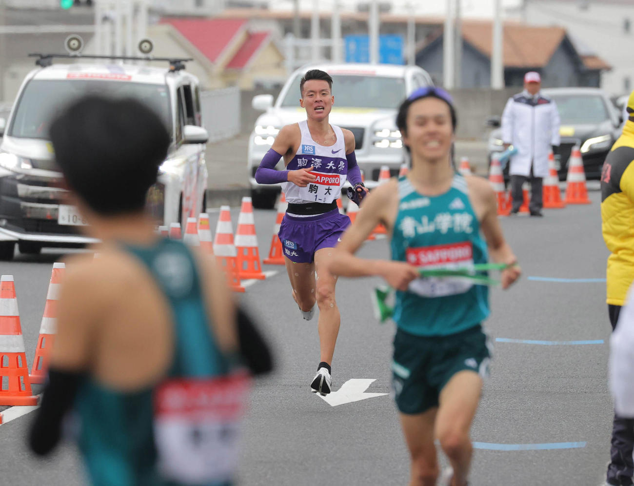 駒大3区の佐藤（左）は前を走る青学大3区の太田を必死に追う（代表撮影）