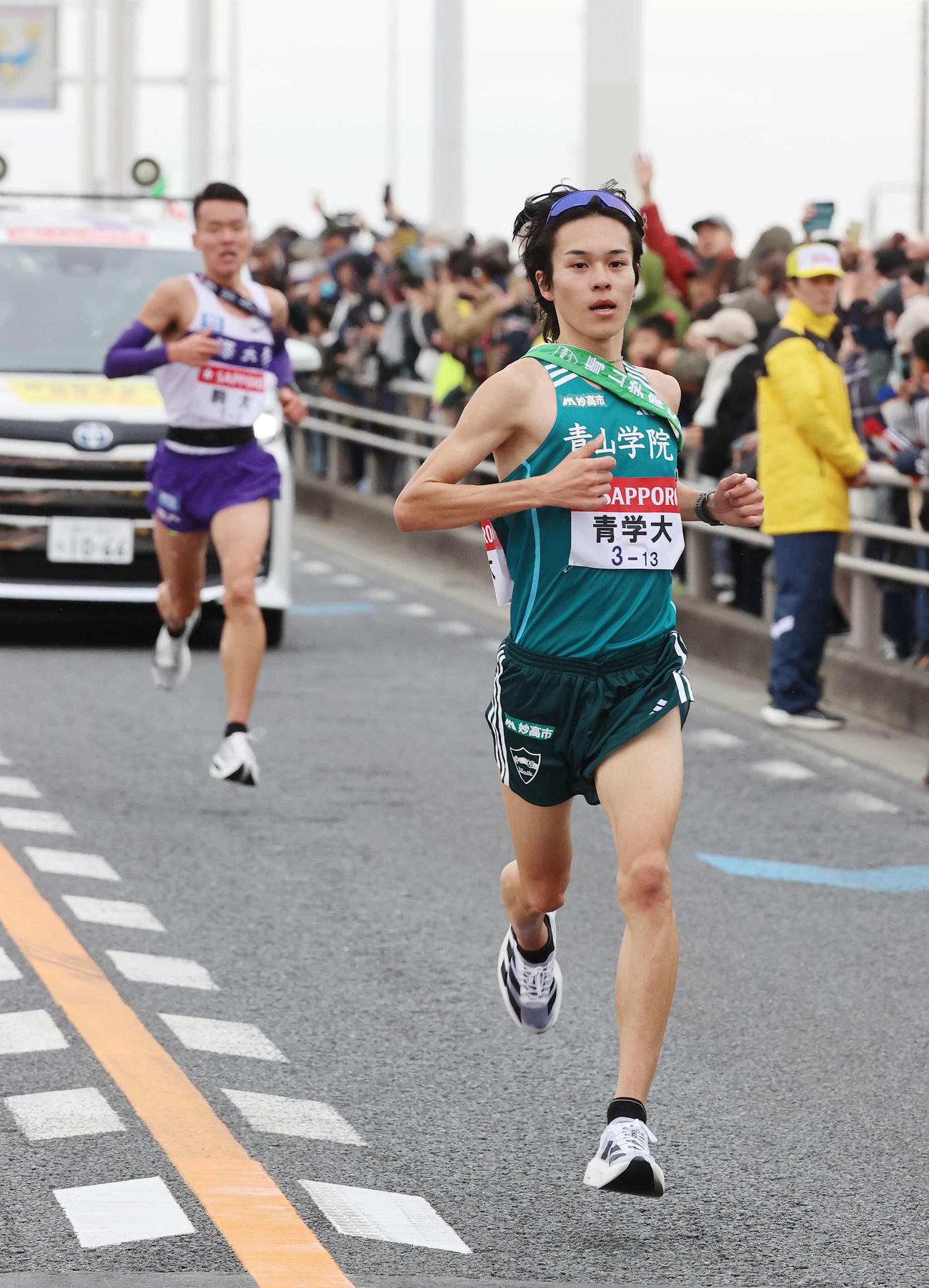 3区、駒大・佐藤（後方）との差を広げる青学大・太田（撮影・河野匠）