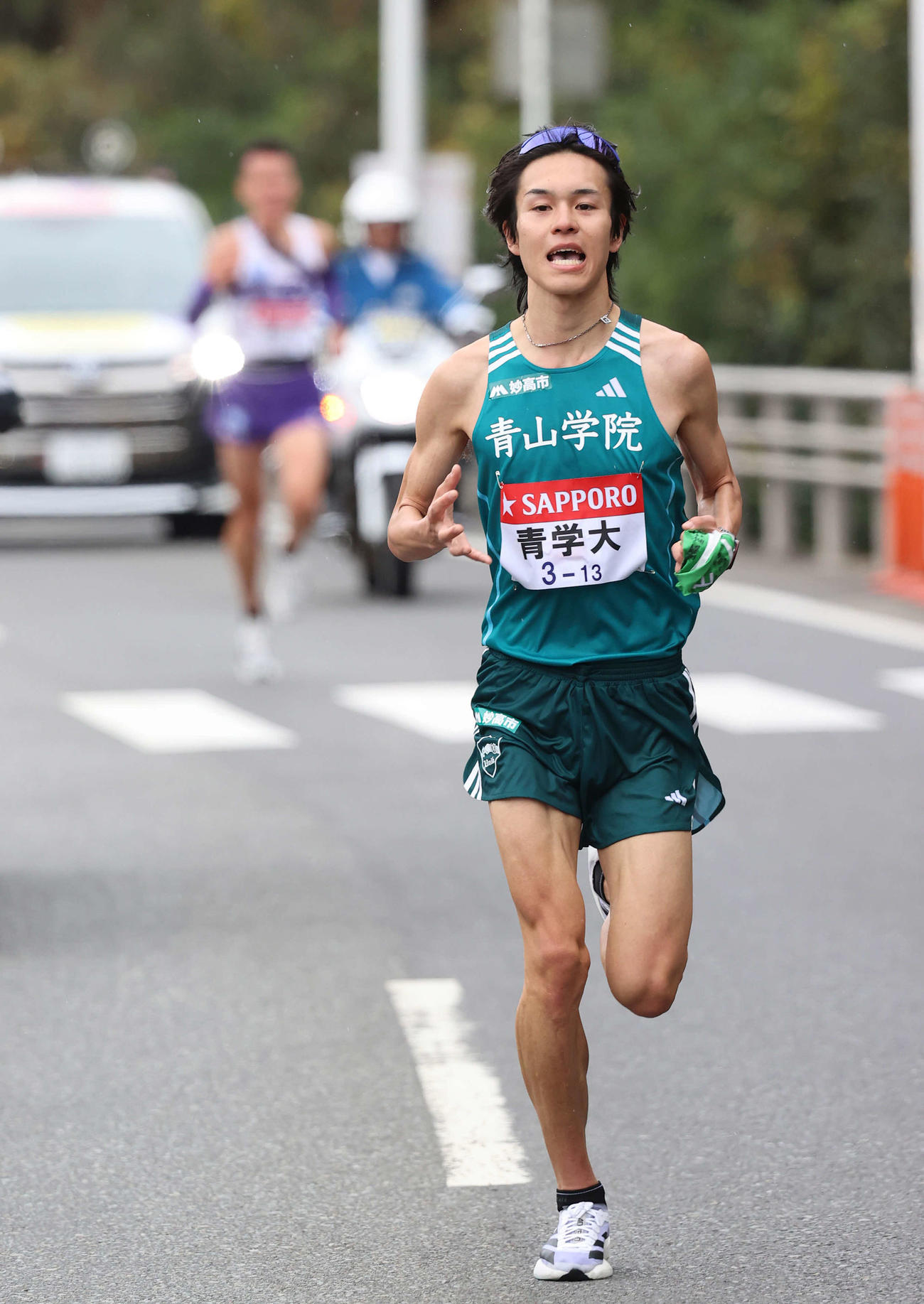 3区、駒大・佐藤（後方）との差を広げる青学大・太田（撮影・河野匠）