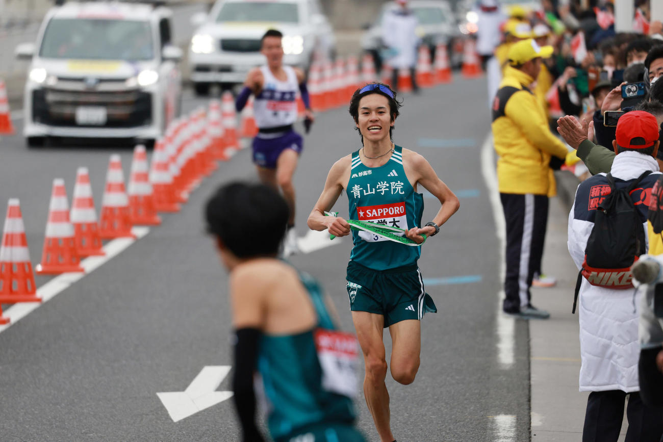 平塚中継所でたすきをつなぐ青学大3区の太田蒼生（代表撮影）