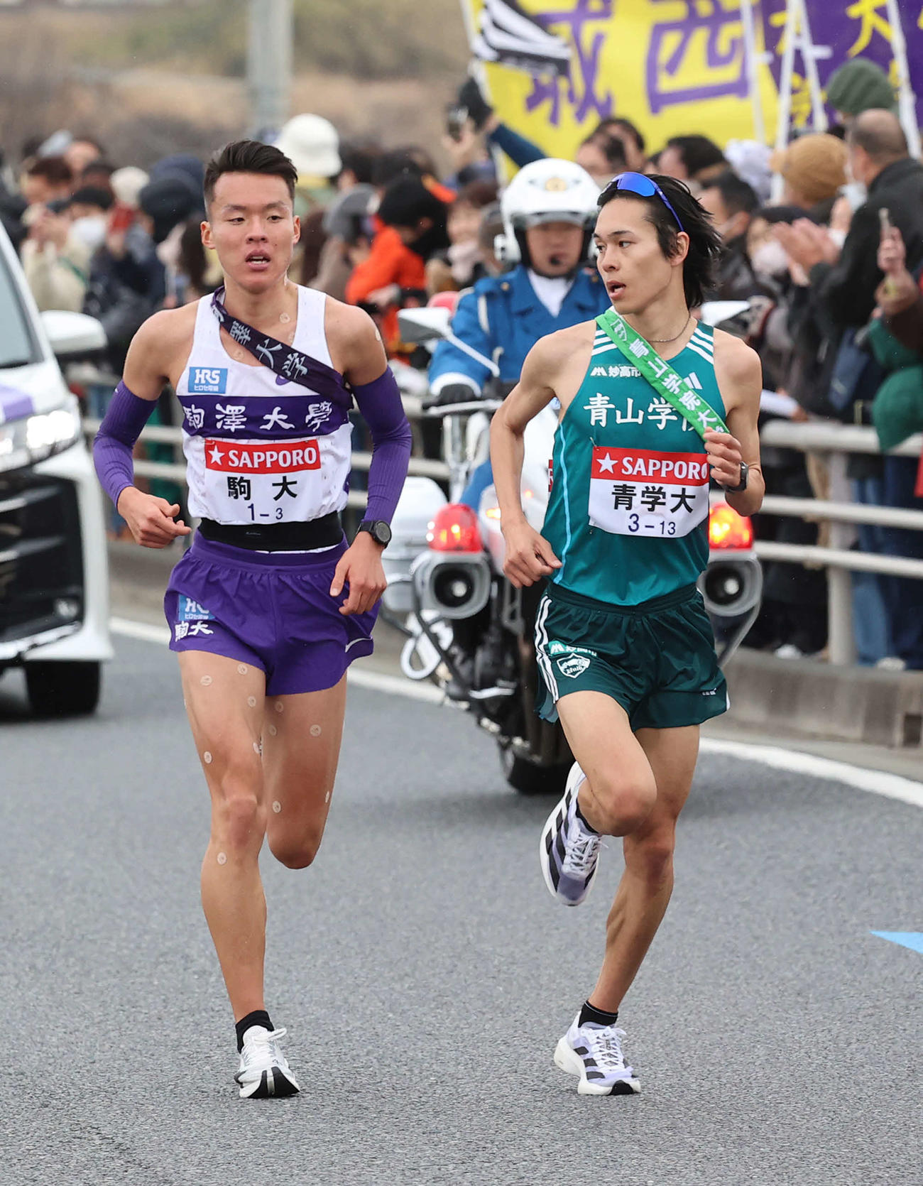 3区、並走する駒大・佐藤（左）の動きを確認する青学大・太田（撮影・河野匠）