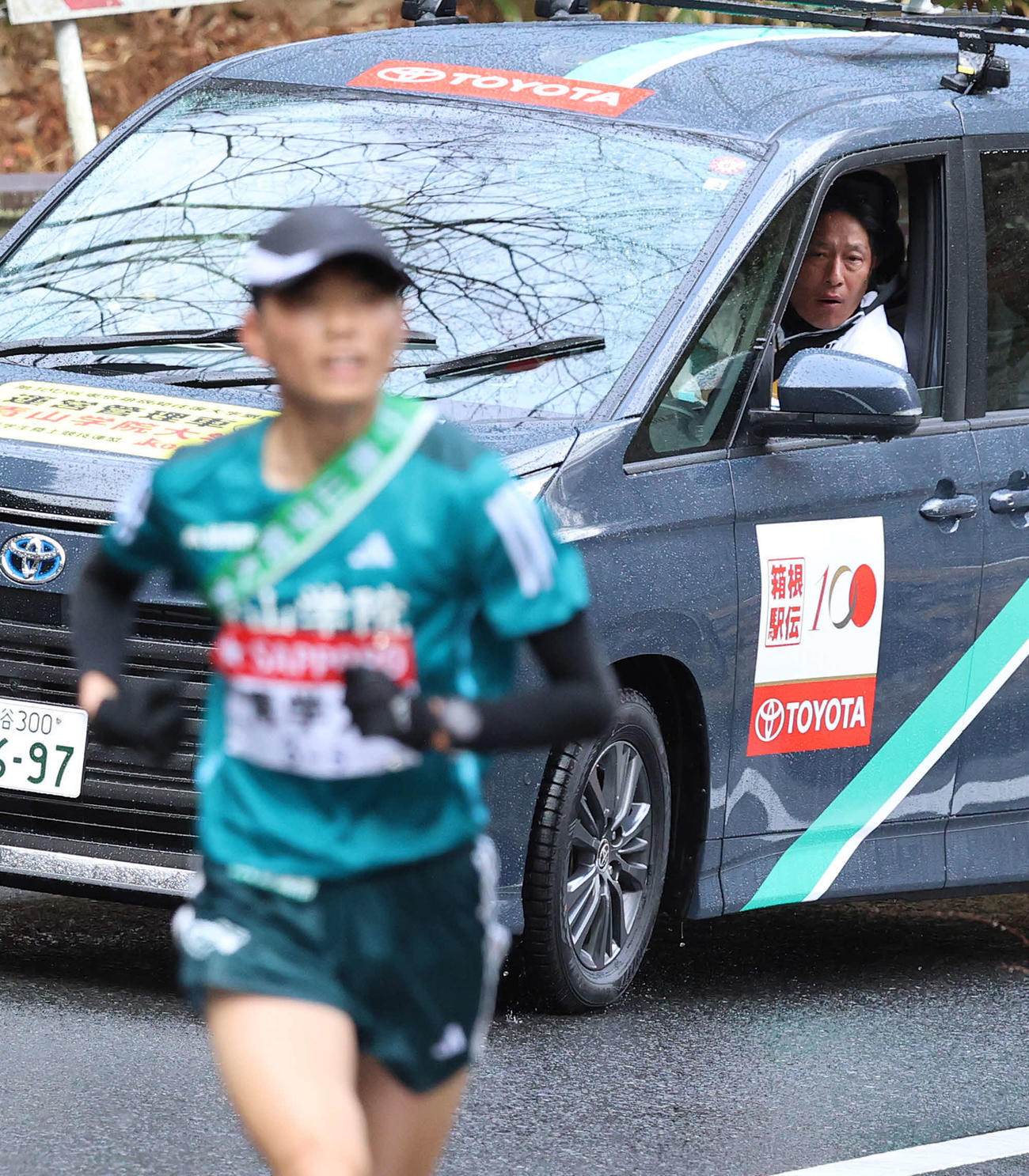 5区、青学大・若林（手前）に声をかける原監督（撮影・河野匠）