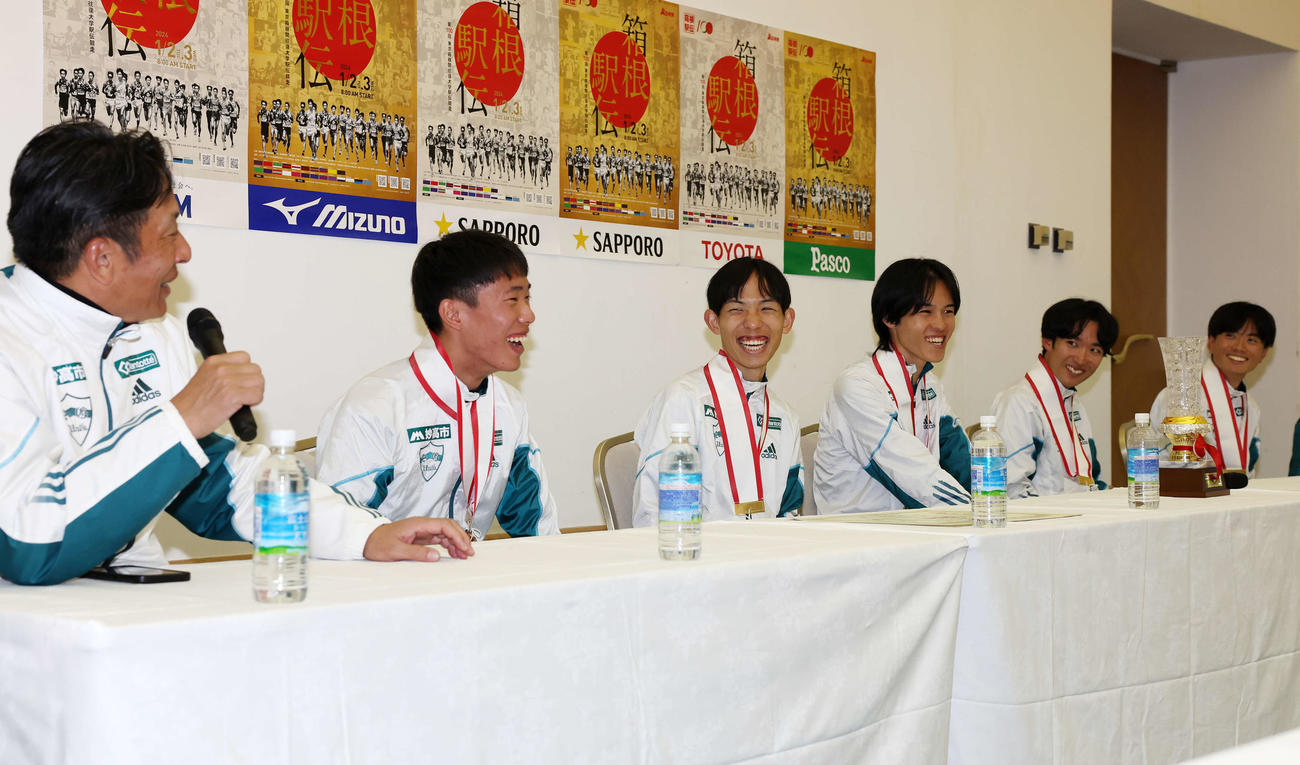 往路優勝し、会見で笑顔を見せる青学大の、左から原監督、1区荒巻、2区黒田、3区太田、4区佐藤、5区若林（撮影・宮地輝）