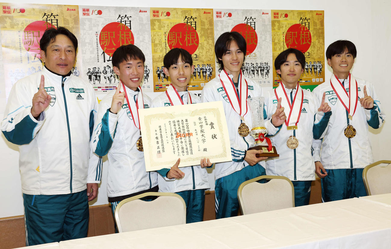 往路優勝し、1番ポーズを決める青学大の、左から原監督、1区荒巻、2区黒田、3区太田、4区佐藤、5区若林（撮影・宮地輝）