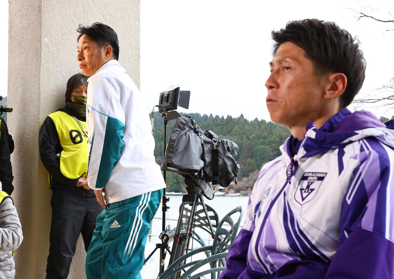 往路優勝した青学大・原監督（左）は駒大・藤田監督の側で囲み取材に応じる（撮影・垰建太）