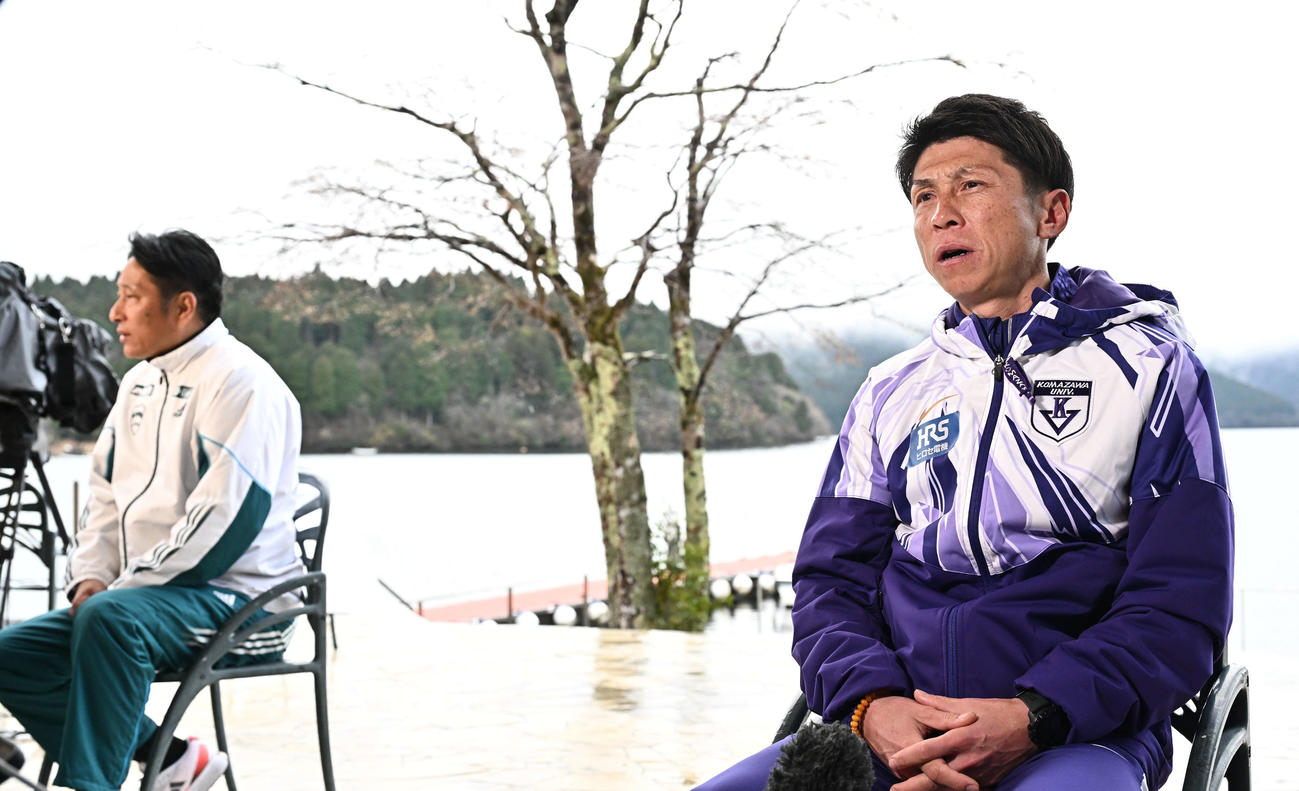 往路を終え取材に応じる駒大・藤田監督。左後方は青学大・原監督（撮影・滝沢徹郎）