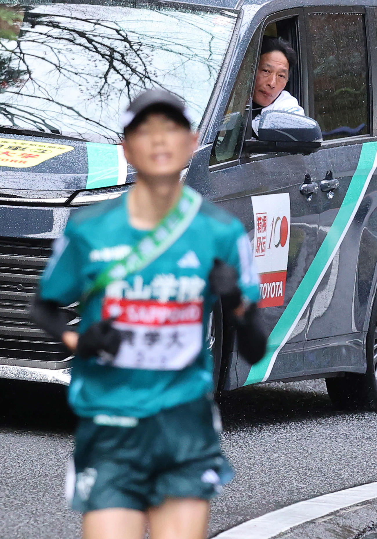 5区、青学大・若林（手前）を見つめる原監督（撮影・河野匠）