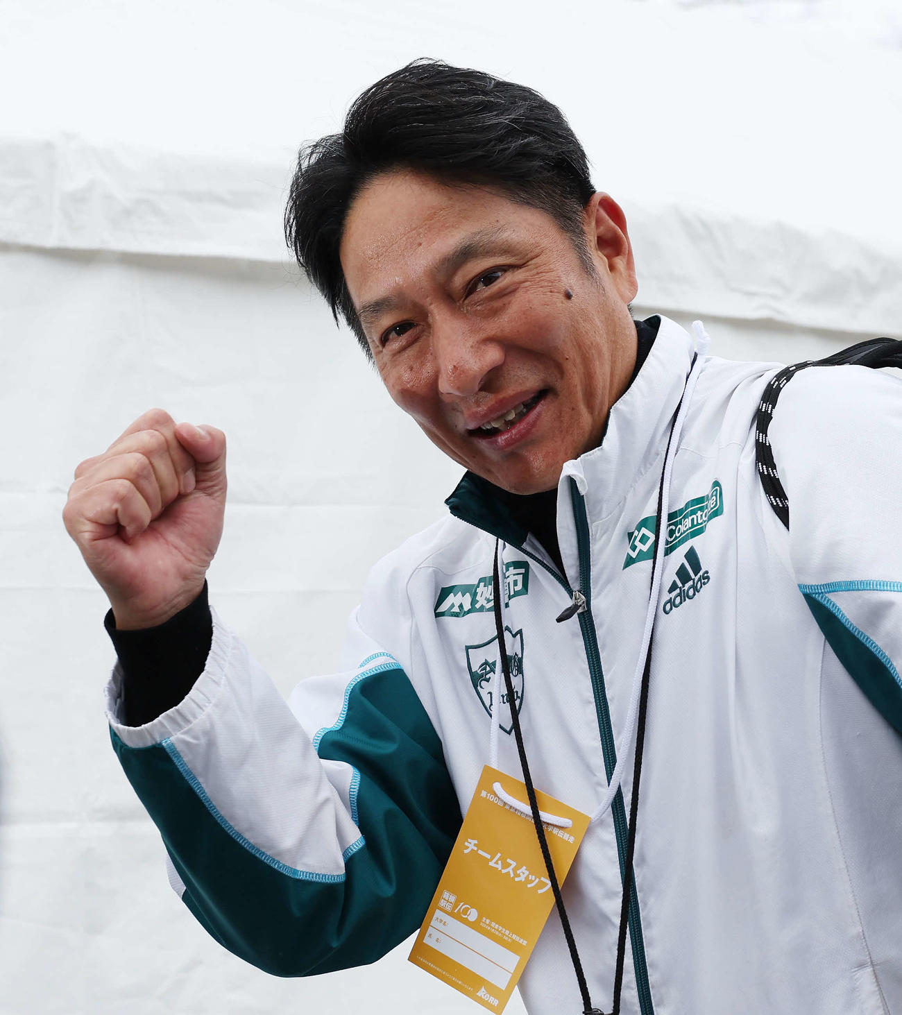 往路優勝し、笑顔でガッツポーズする青学大・原監督（撮影・宮地輝）