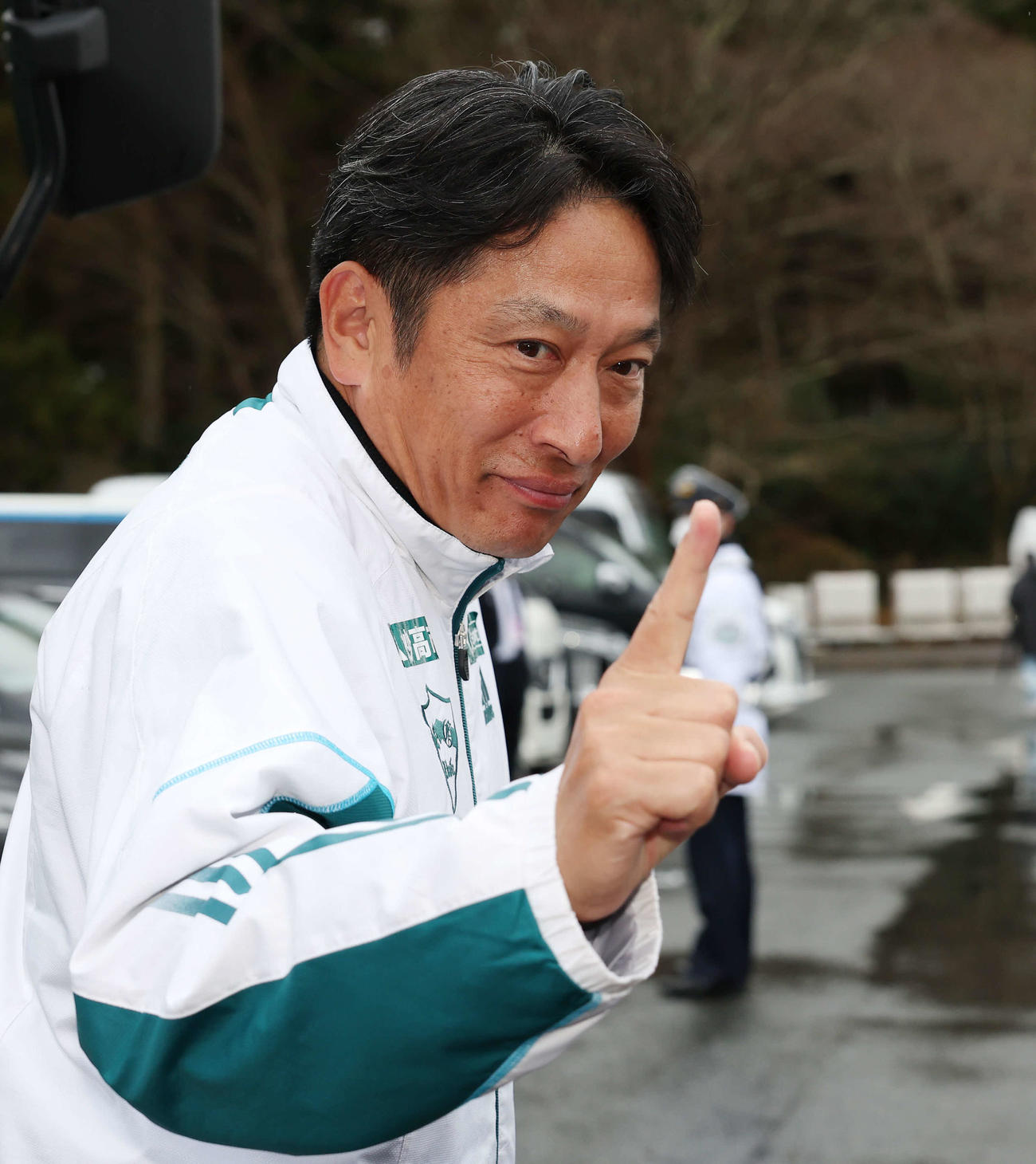 往路優勝し、1番ポーズを決める青学大・原監督（撮影・宮地輝）