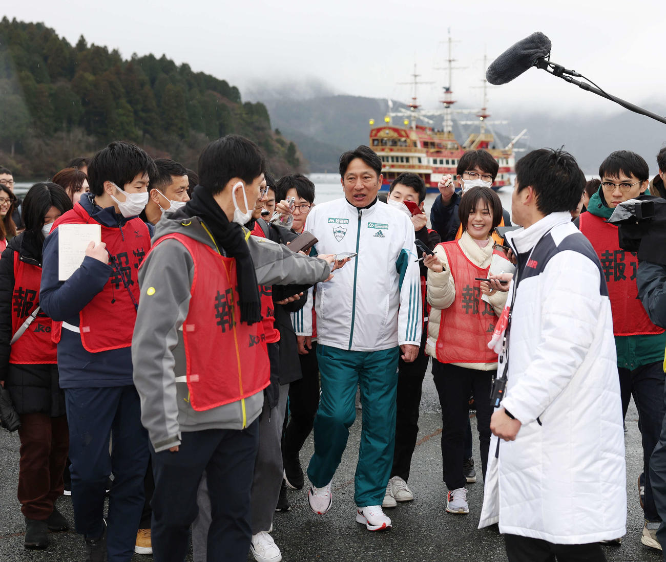 往路優勝し、遊覧船を背に取材に応じる青学大・原監督（撮影・宮地輝）