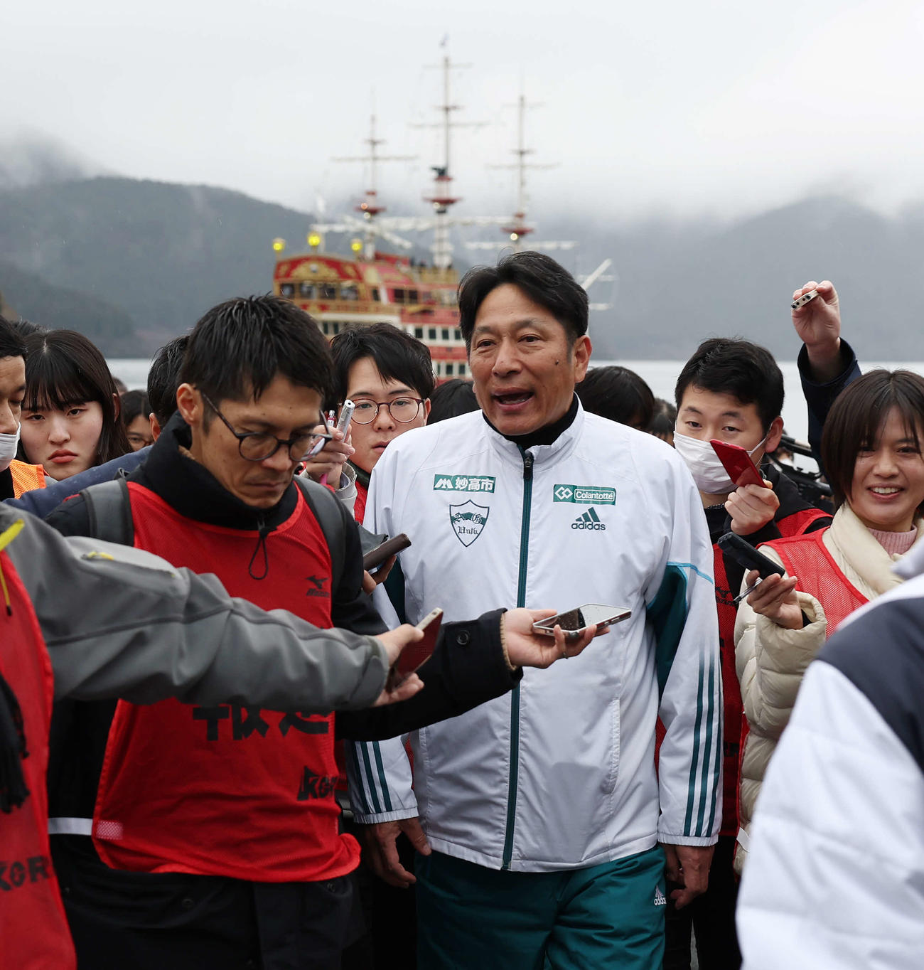 往路優勝し、遊覧船を背に取材に応じる青学大・原監督（撮影・宮地輝）