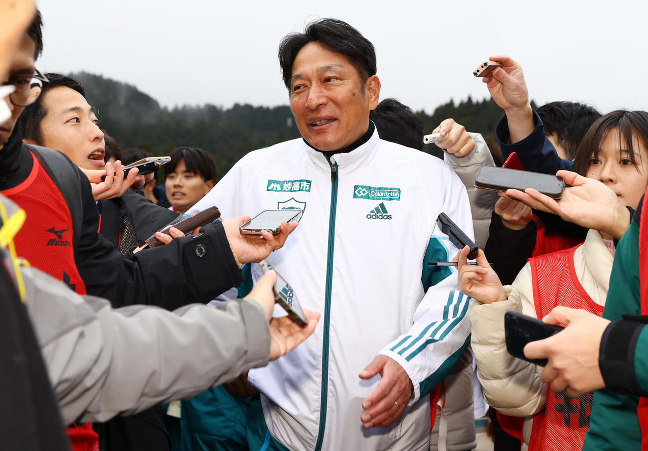 往路優勝し記者の質問に答える青学大・原監督（中央）（撮影・垰建太）