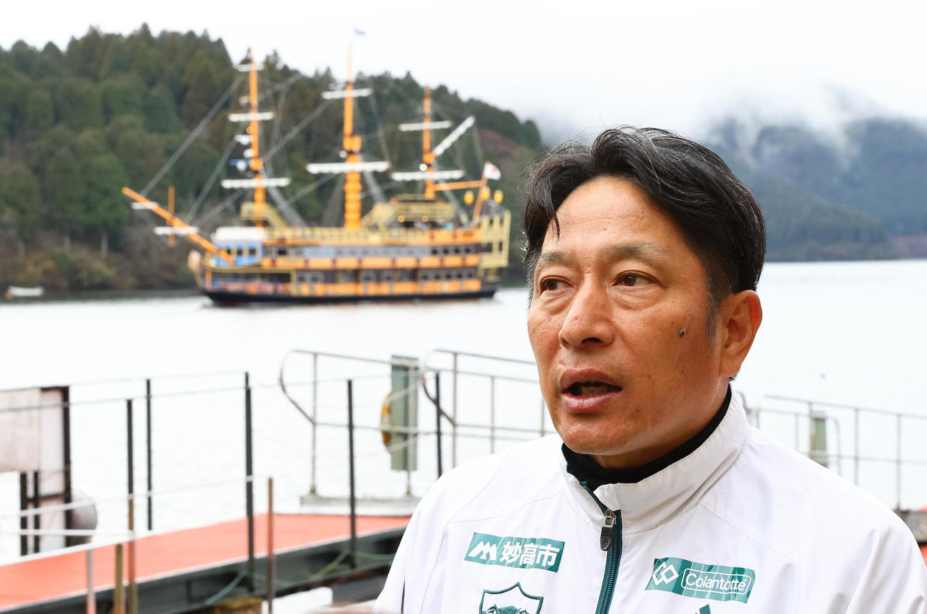 往路優勝し記者の質問に答える青学大・原監督（中央）（撮影・垰建太）