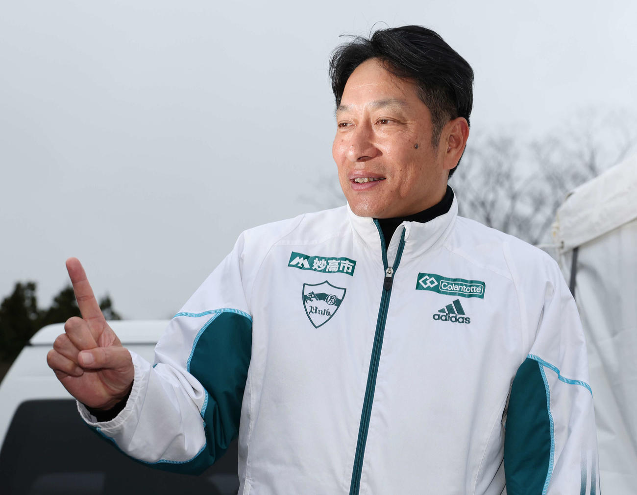 往路優勝し、1番ポーズを決める青学大・原監督（撮影・宮地輝）