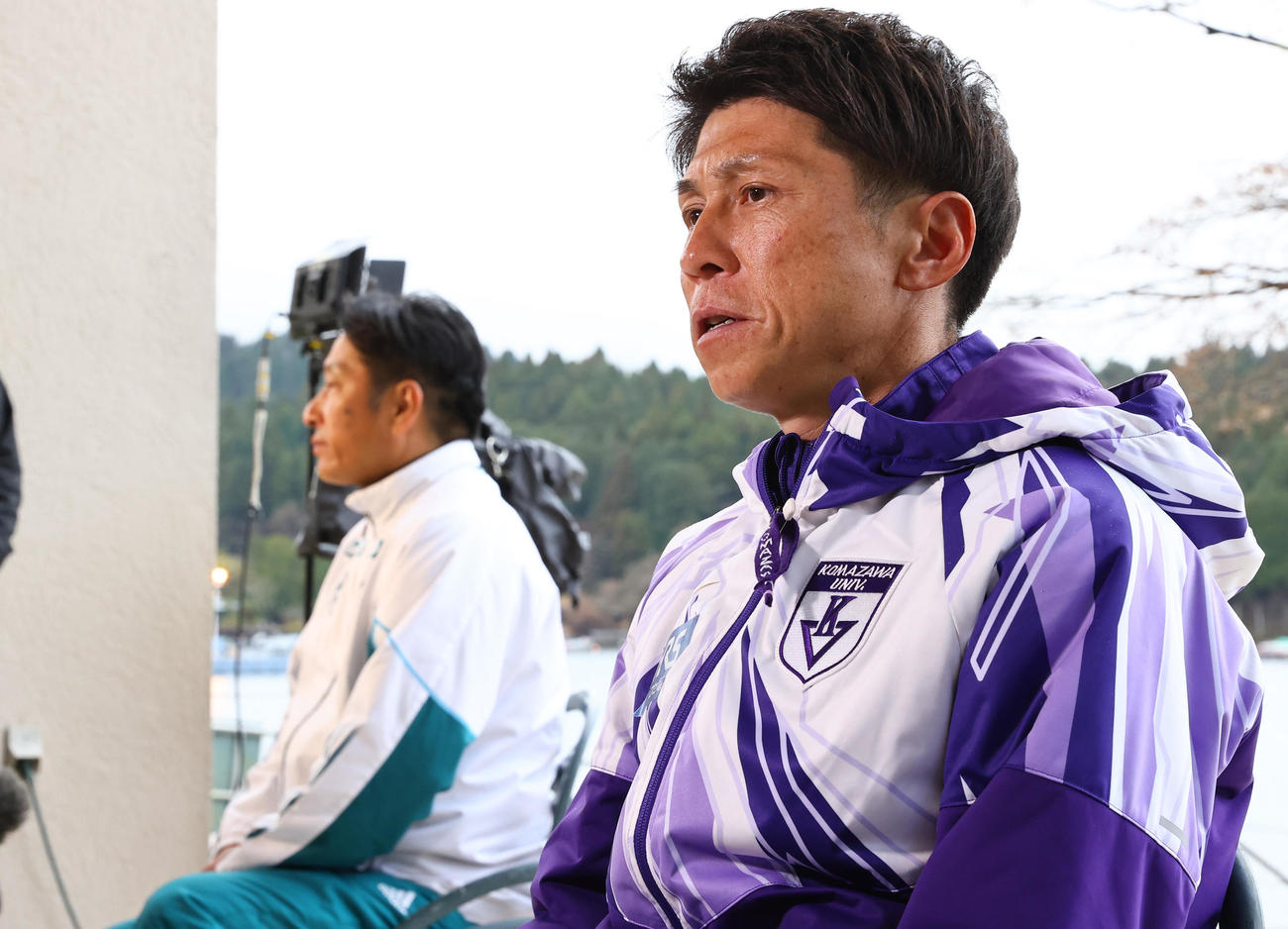 2位で往路を終え、青学大・原監督（左）の隣で囲み取材に応じる駒大・藤田監督（撮影・垰建太）