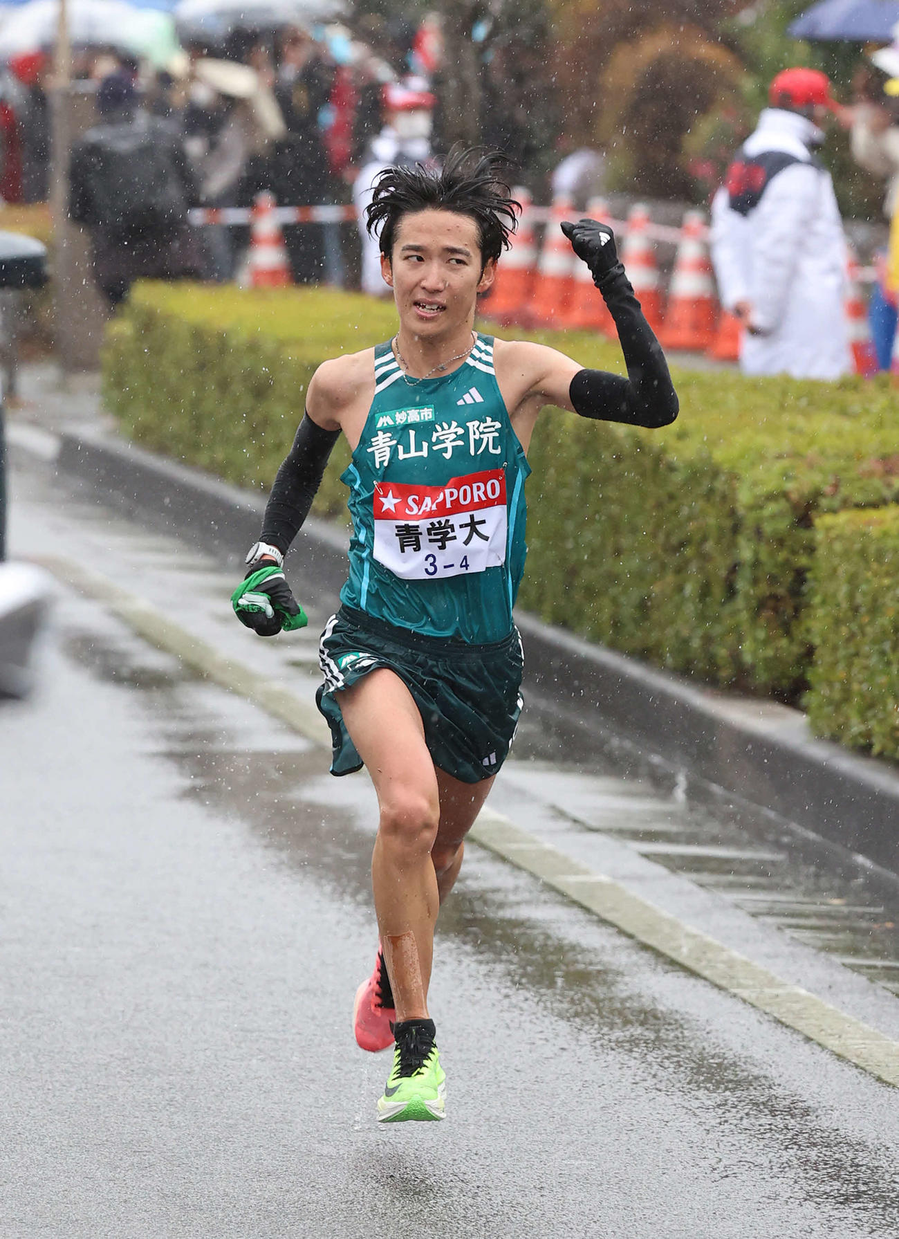 4区、ガッツポーズで小田原中継所に向かう青学大・佐藤（撮影・河野匠）