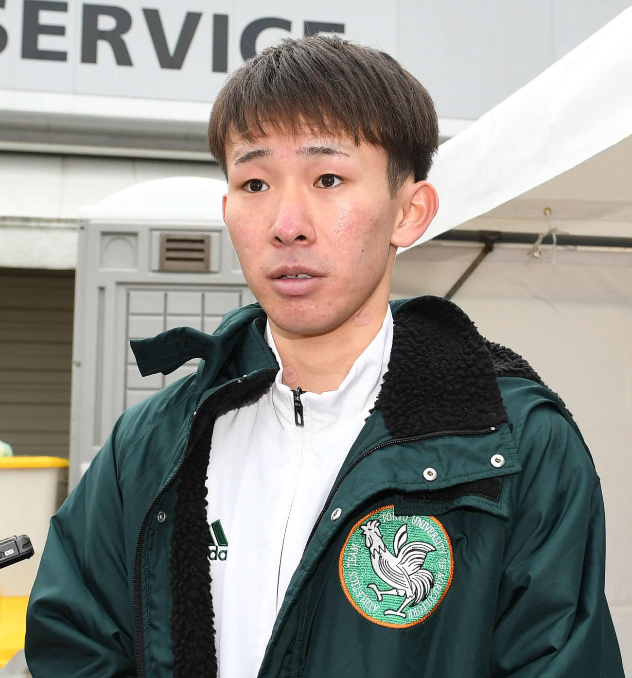 レースを振り返る東農大2区並木（撮影・山崎安昭）