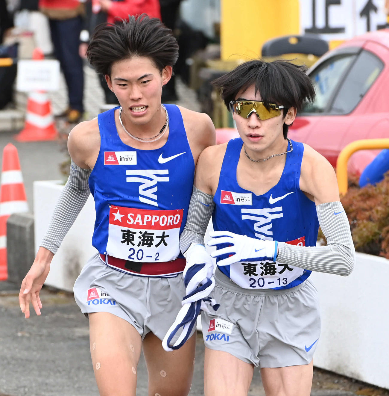 東海大3区鈴木（右）は2区花岡からたすきを受け取る（撮影・山崎安昭）