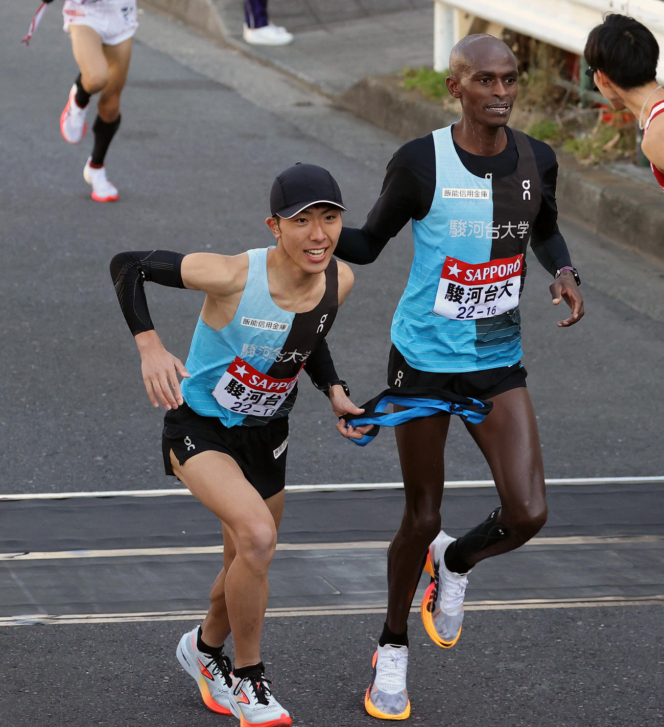 駿河台大1区レマイヤン（右）は2区早稲田にたすきを渡す（撮影・大野祥一）