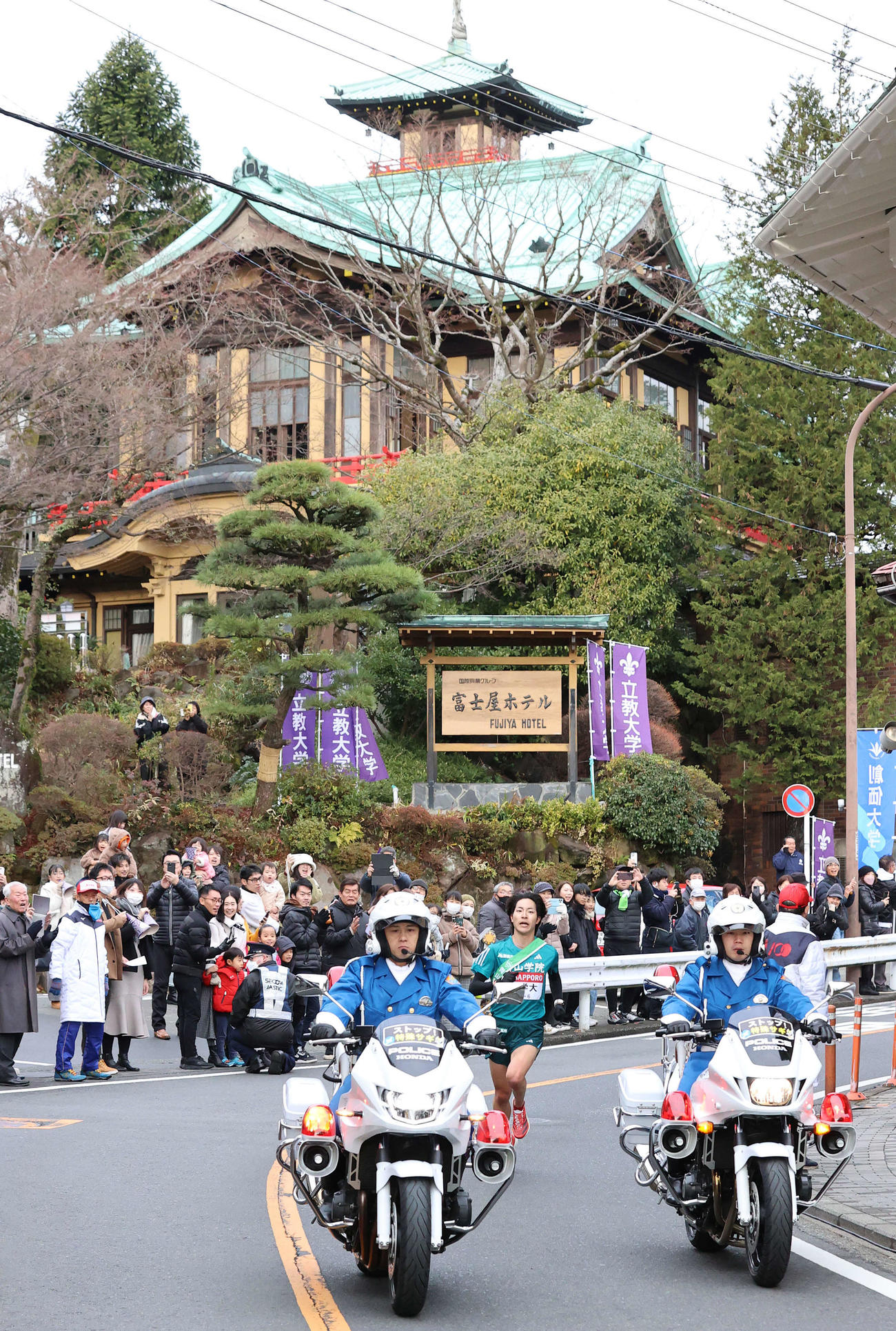 6区、富士屋ホテルを背に箱根の山を下る青学大・野村（撮影・河野匠）