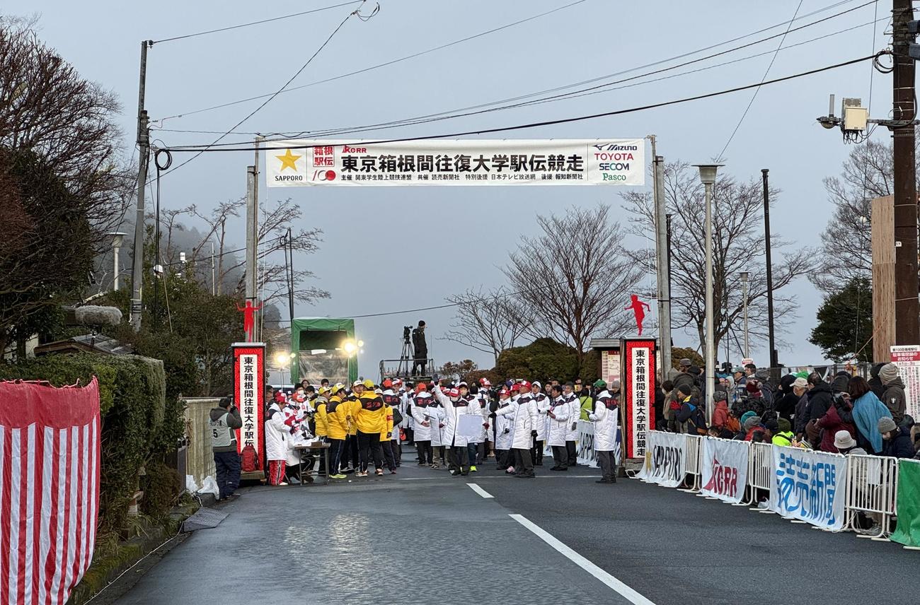 スタート準備の進む芦ノ湖の6区スタート地点