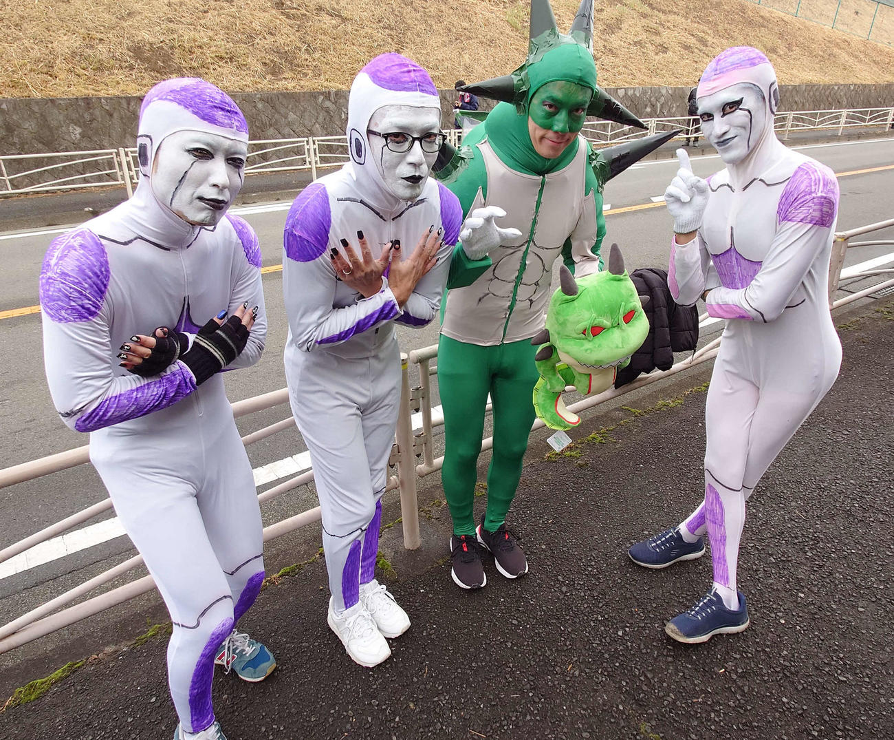 7区沿道の人気者「フリーザ軍団」。本来は5人だが今年は「惑星間の都合」で1人欠場だった。右から2番目は100回記念のシエロン版（撮影・寺沢卓）