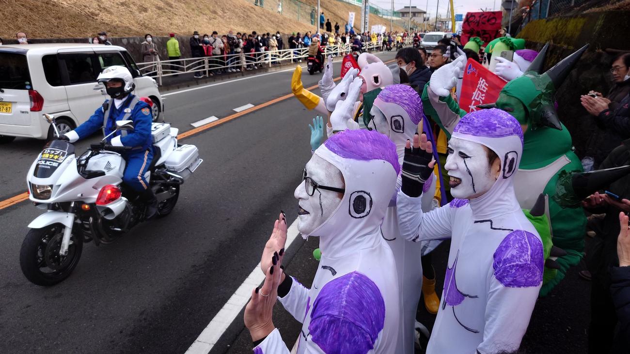 ランナーへの応援が終わり、フリーザ軍団は逆側沿道のファンと白バイ隊員に「ありがとう」と手をふった（撮影・寺沢卓）