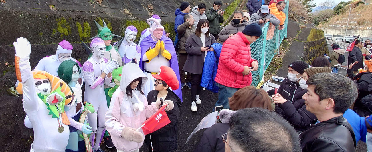 ランナー全員を見送ってからファンとの撮影会となった（撮影・寺沢卓）