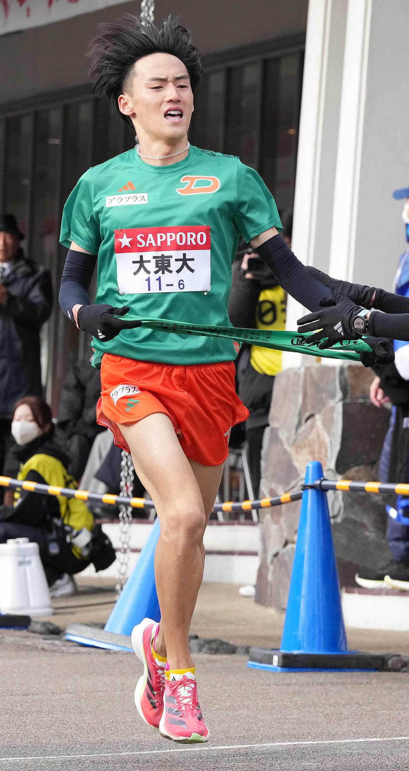 小田原中継所に到着した大東大6区佐竹（撮影・鈴木みどり）