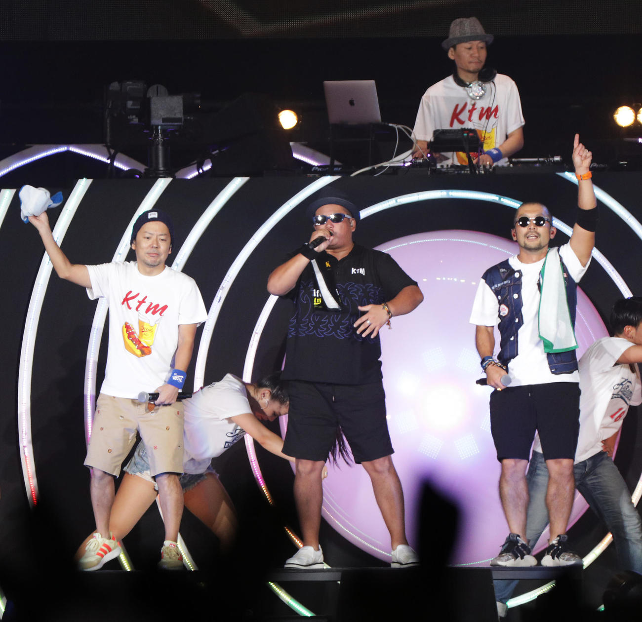 ケツメイシの前列左からRYO、RYOJI、大蔵、後列はDJ KOHNO（18年10月撮影）