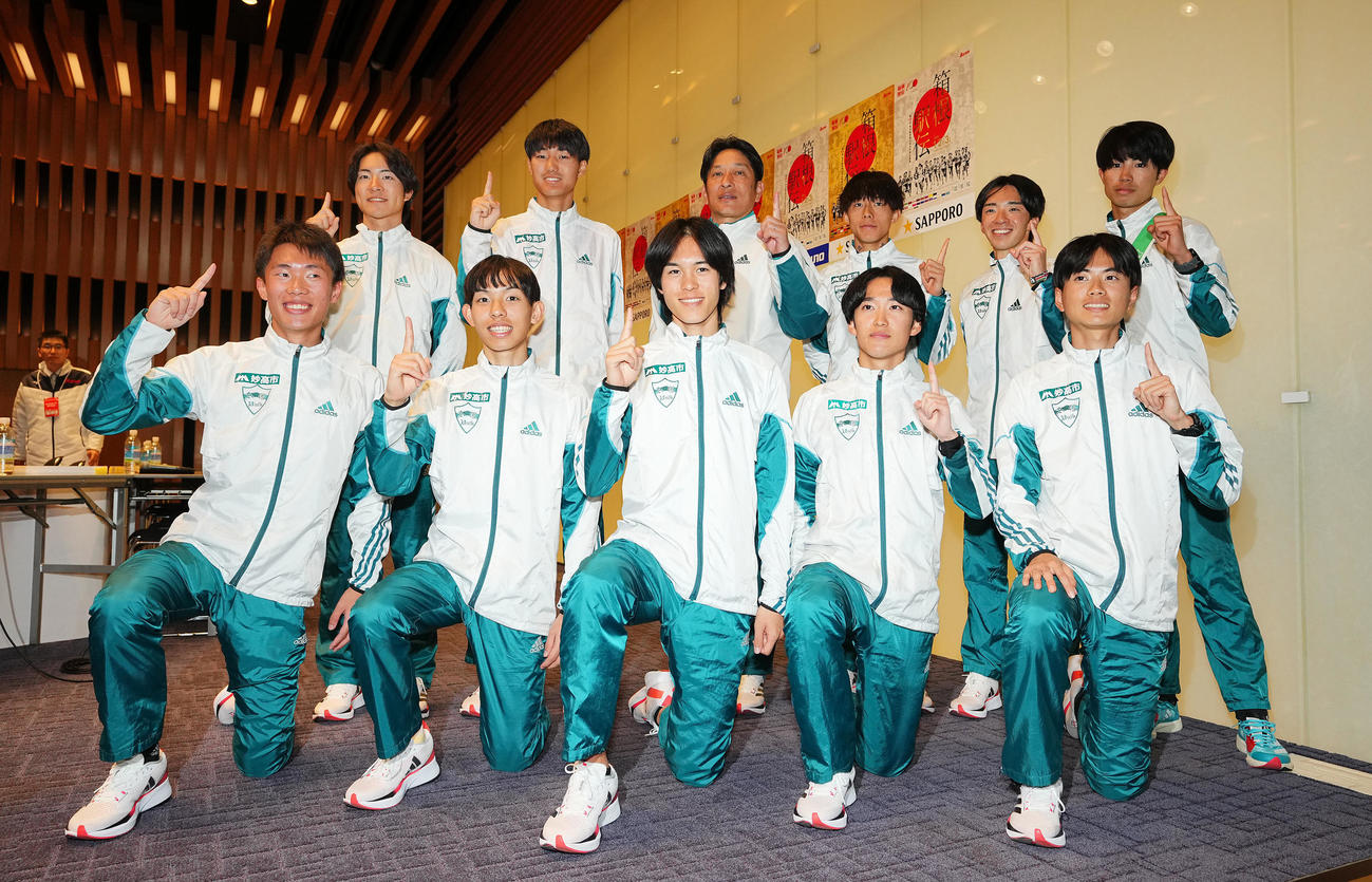 箱根駅伝を総合優勝し記念写真に納まる青学大の選手たち。前列左から1区荒巻、2区黒田、3区太田、4区佐藤、5区若林、後列左から6区野村、7区山内、原監督、8区塩出、9区倉本、10区宇田川（撮影・垰建太）