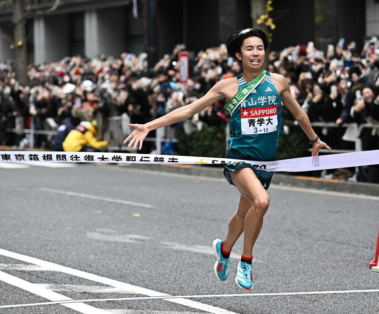 総合優勝を決めゴールする青学大10区宇田川（撮影・滝沢徹郎）