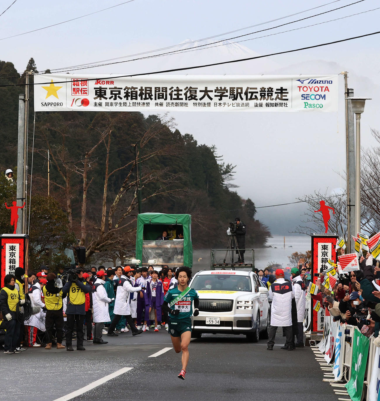 芦ノ湖と富士山を背にスタートする青学大6区野村（撮影・河野匠）
