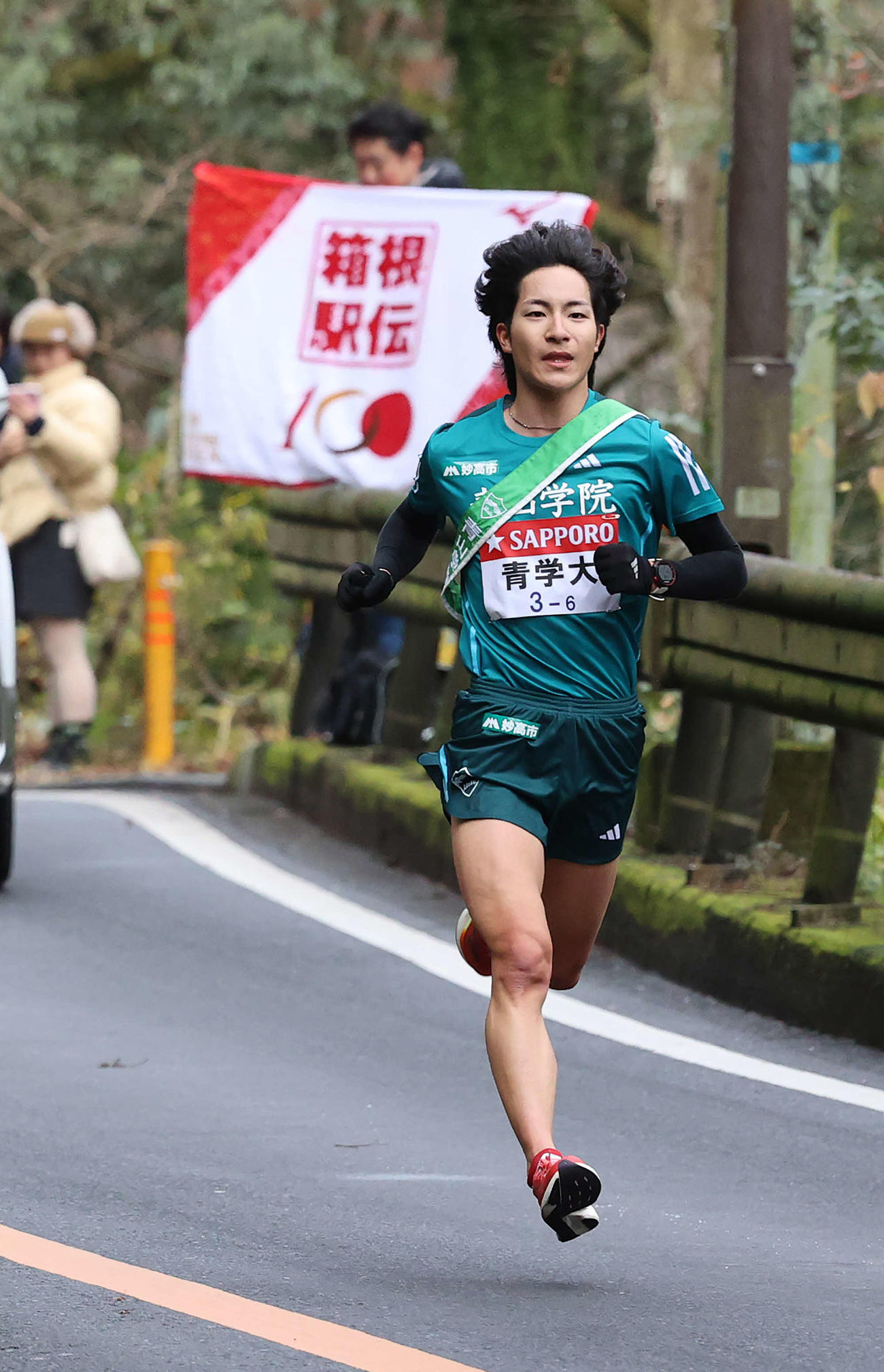 6区、軽快に箱根の山を下る青学大・野村（撮影・河野匠）