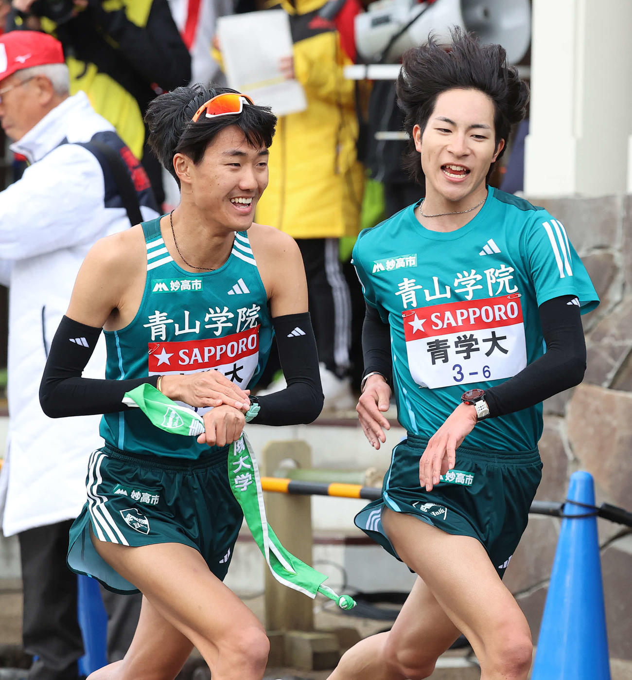 小田原中継所で青学大6区野村（右）は7区山内にたすきをつなぐ（撮影・河野匠）
