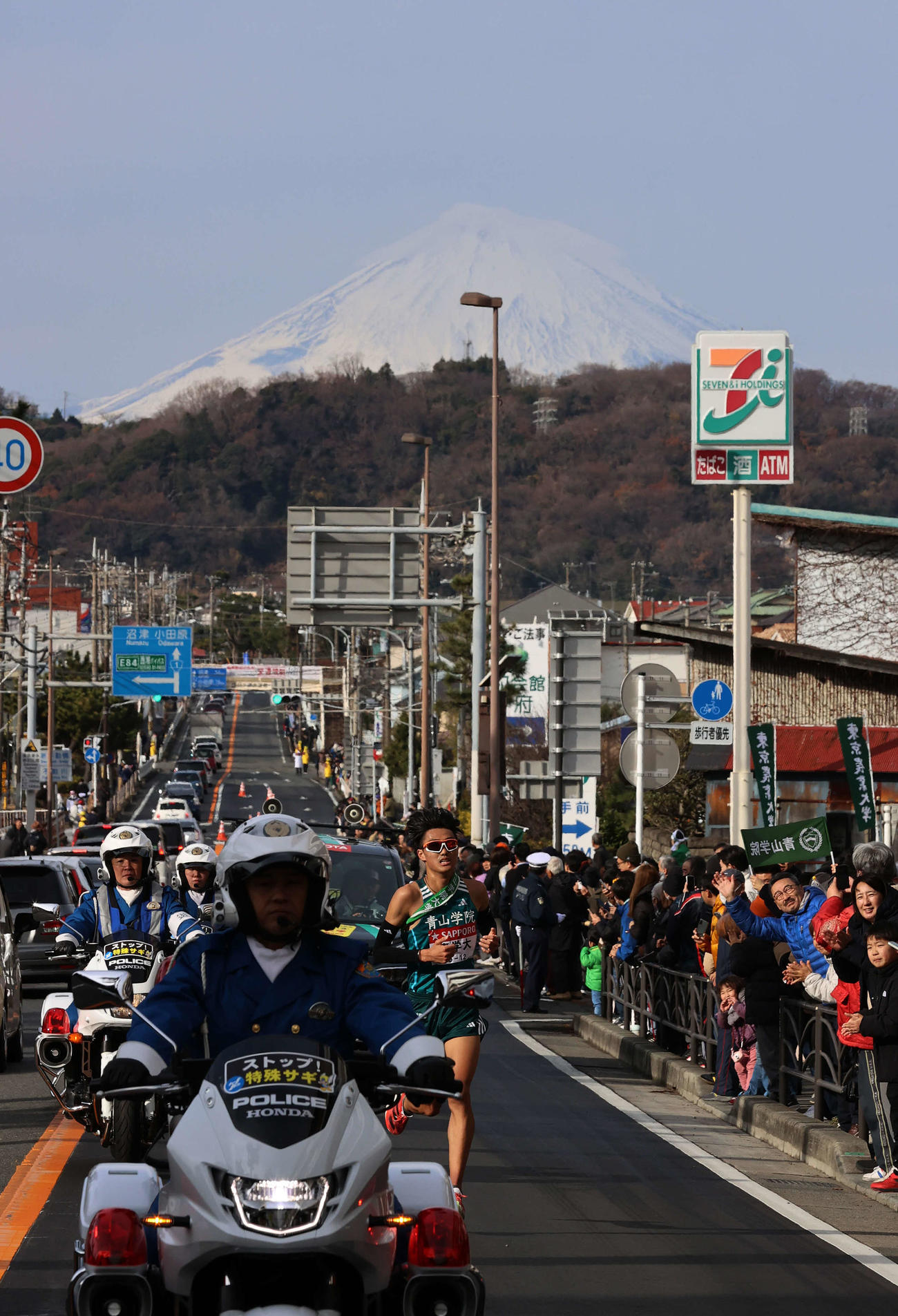 7区、富士山を背に力走する青学大・山内（撮影・河野匠）