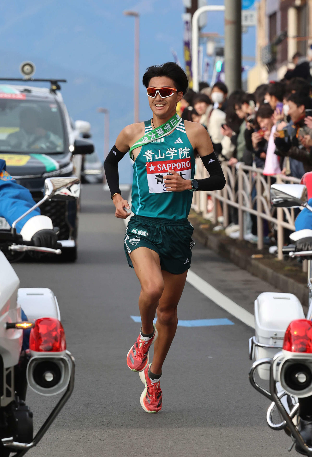 7区、笑顔で快走を見せる青学大・山内（撮影・河野匠）