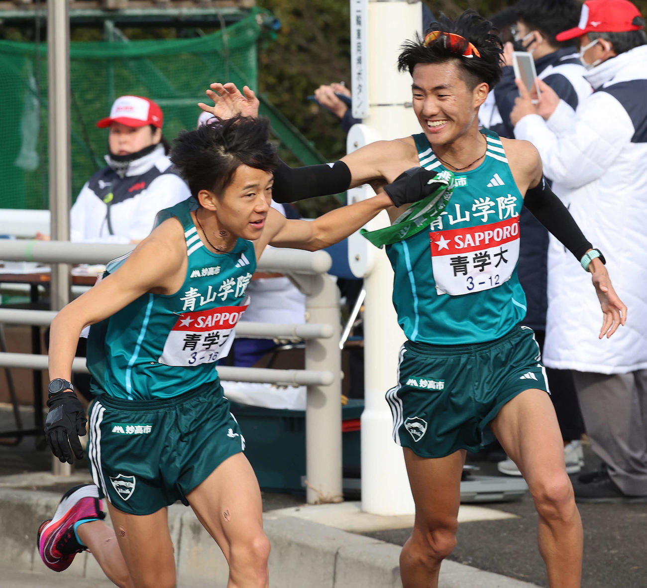 平塚中継所で青学大7区山内（右）は8区塩出にたすきをつなぐ（撮影・河野匠）