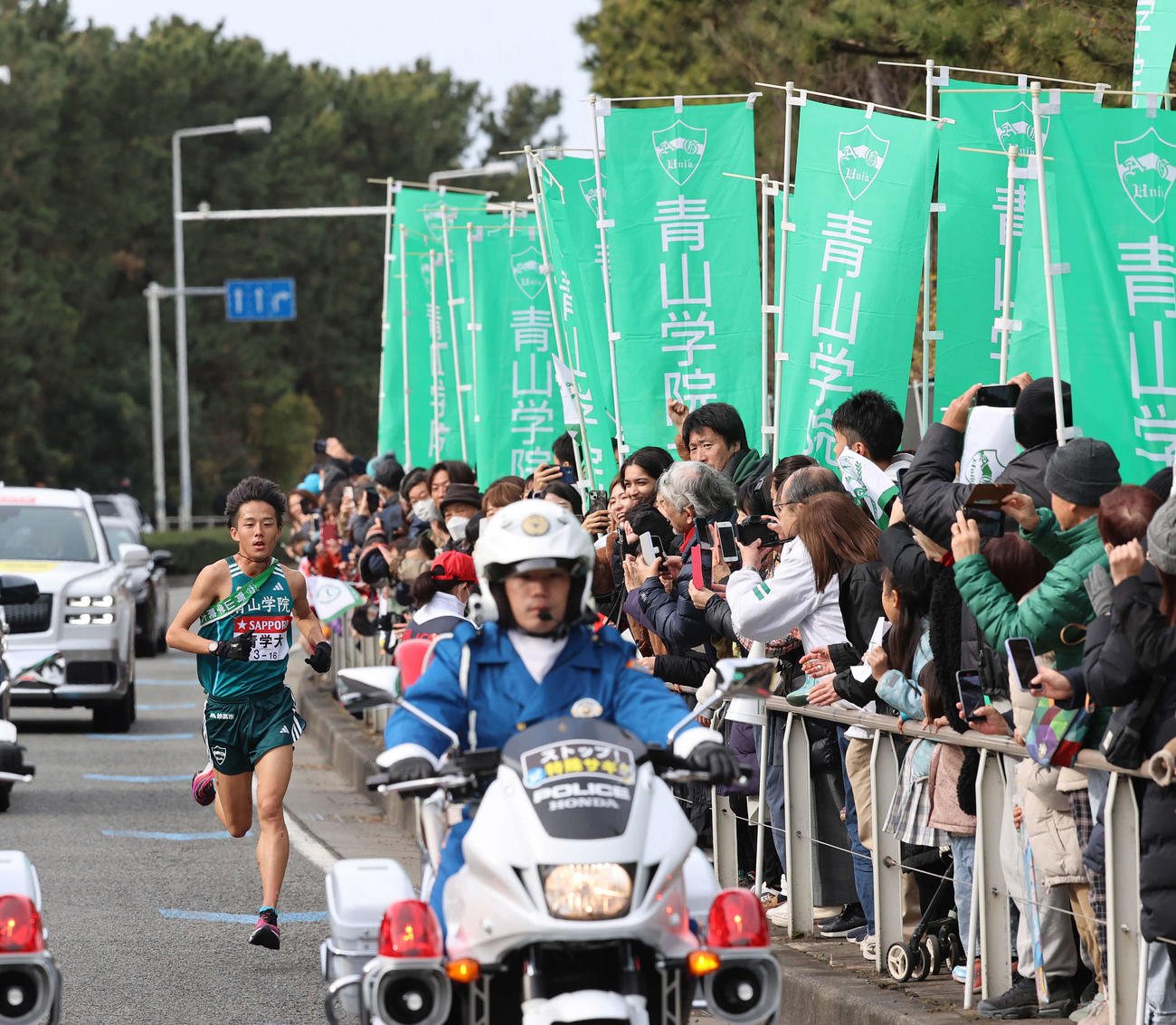 8区、歓声を受けて力走する青学大・塩出（撮影・河野匠）