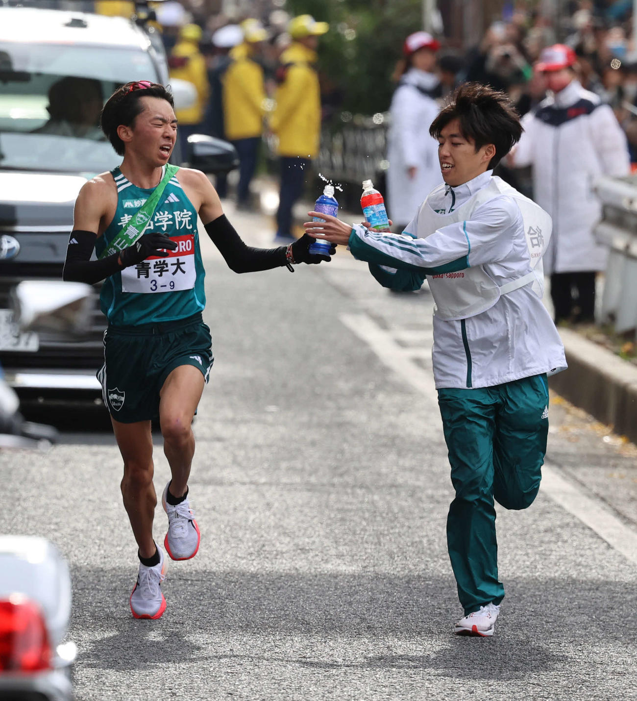 9区、給水で険しい表情の青学大・倉本（左）（撮影・河野匠）
