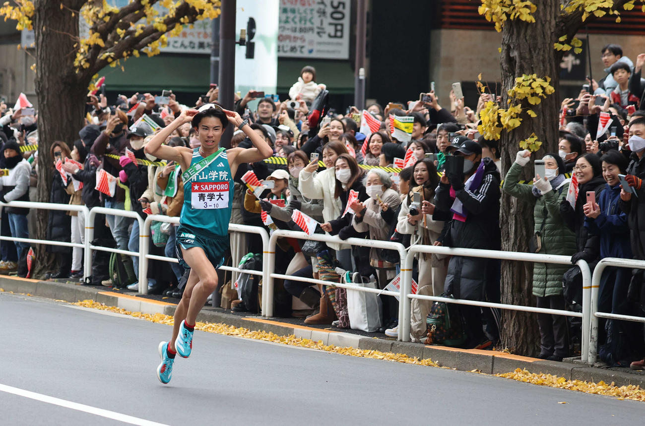 10区、沿道から大歓声を受けてゴールに向かう青学大・宇田川（撮影・河野匠）