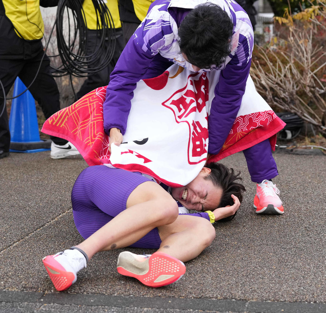 小田原中継所に到着し倒れ込む駒大6区帰山（撮影・鈴木みどり）